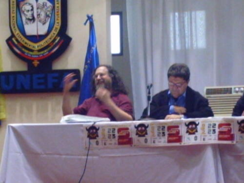Richard Stallman ríe en medio de su charla