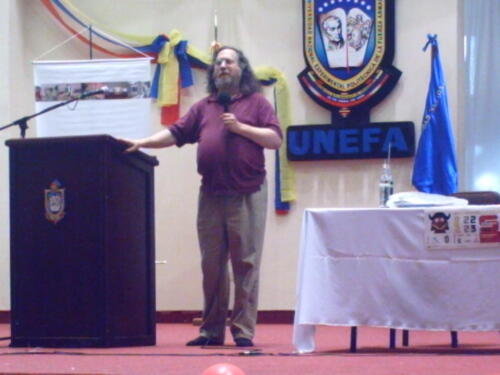 La comodidad ante todo... Richard Stallman se despoja de sus zapatos